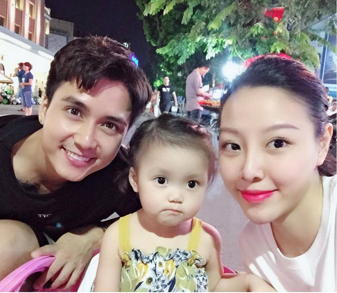 Nếu trong phim, Mạnh Quân "mắc kẹt" giữa 2 cô gái: một sắc sảo, gợi cảm và một ngây thơ trong sáng thì ngoài đời anh lại là một ông bố chỉn chu, một người chồng tình cảm.