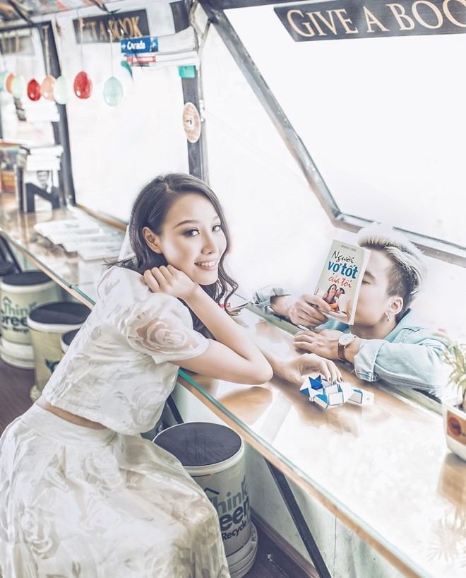 Sở hữu thân hình thon thả, cân đối, làn da trắng và gương mặt ưa nhìn, Kim Lê được đánh giá là không hề thua kém bất cứ hot girl nào về sắc vóc.