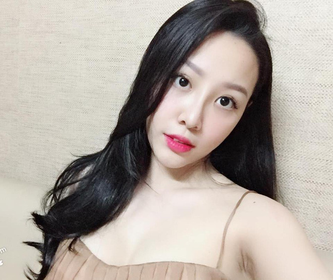 Dù đã là gái một con, Kim Lê vẫn rất xinh đẹp, cuốn hút. So về nhan sắc, cô không hề "lép vế" trước My sói lẫn Đào trong phim "Quỳnh búp bê".