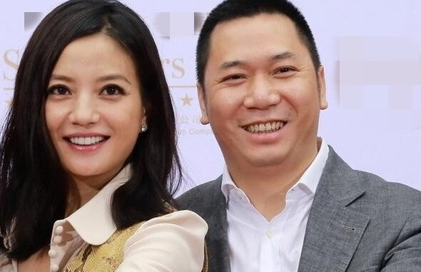 Vo chong Trieu Vy bi bai mien chuc vu, doi dien kien tung