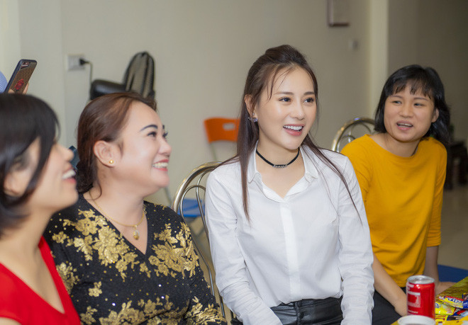 Trong suốt buổi giao lưu, diễn viên phim Quỳnh búp bê niềm nở đón tiếp các fan thuộc mọi độ tuổi.