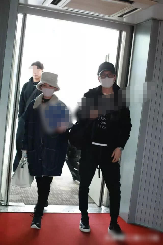 Đặc biệt việc Triệu Lệ Dĩnh mặc áo khoác rộng, che đi vòng hai một lần nữa dấy lên nghi ngờ nữ diễn viên đang bầu bí. Theo một vài nguồn tin cặp đôi Phong - Dĩnh đang cùng thưởng thức cuộc sống tân hôn bằng một chuyến du lịch ngắn ngày.