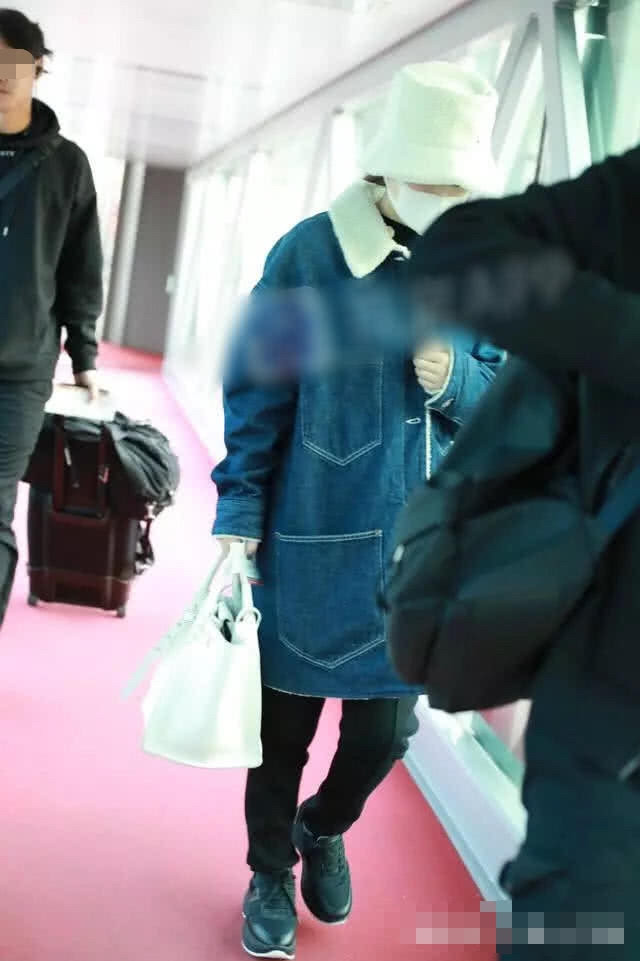  Triệu Lệ Dĩnh và Phùng Thiệu Phong công khai kết hôn vào 16/10 vừa qua. Ngay lập tức, cả hai trở thành một trong những cặp đôi được quan tâm bậc nhât showbiz xứ Trung. Nếu như Triệu Lệ Dĩnh là nữ diễn viên truyền hình hàng đầu với loạt tác phẩm ăn khách như Hoa thiên cốt, Sở kiều truyện,...thì Phùng Thiệu Phong lại là công tử xuất thân giàu có.