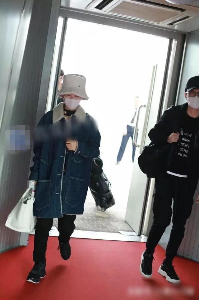 Cặp đôi giữ khoảng cách để tránh thu hút sự chú ý.