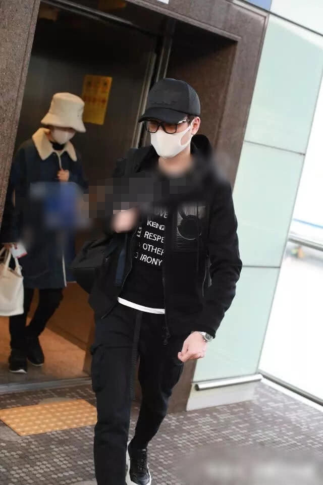 Mới đây, Triệu Lệ Dĩnh và Phùng Thiệu Phong đã bất ngờ có mặt tại sân bay Bắc Kinh, Trung Quốc. Cặp đôi đều ăn mặc kín mít, đeo khẩu trang và đi cửa VIP để tránh sự thu hút sự chú ý quá mức từ người hâm mộ.