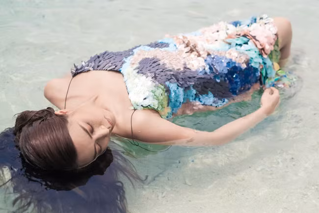 Không cần vòng 1 nóng bỏng, nữ ca sĩ vẫn tạo được vẻ sexy ít ai sánh bằng.