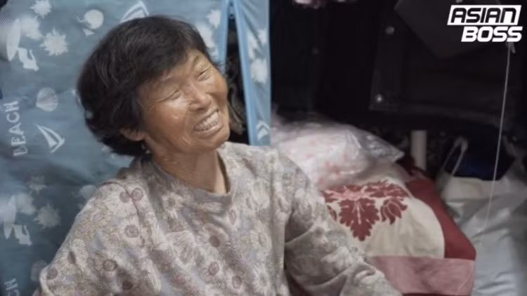 Ba lao 82 tuoi lang thang 14 gio nhat bia giay kiem 40 nghin