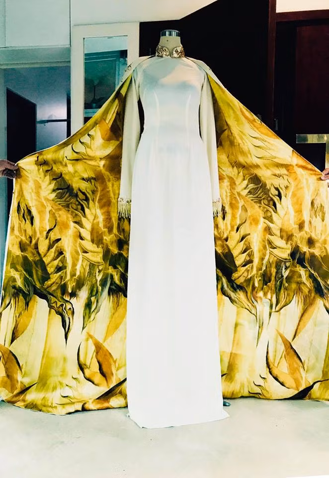 Bộ áo dài bên trong được làm bằng chất liệu silk lụa, đính kết nhẹ nhàng bởi những viên đá quý cổ thạch thời xưa, không quá lấp lánh nhưng rất giá trị và tinh tế.