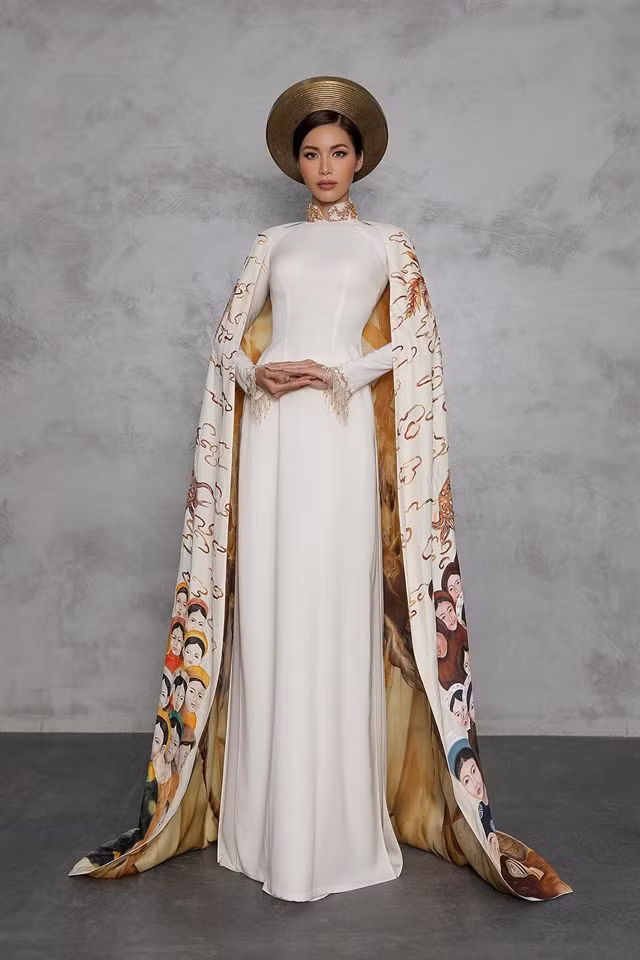 Áo dài “Hoàng bào” mang tên “Con rồng cháu tiên” là thiết kế đầu tiên được tung ra, bộ còn lại sẽ được ê-kíp của Minh Tú công bố trong thời gian tới.