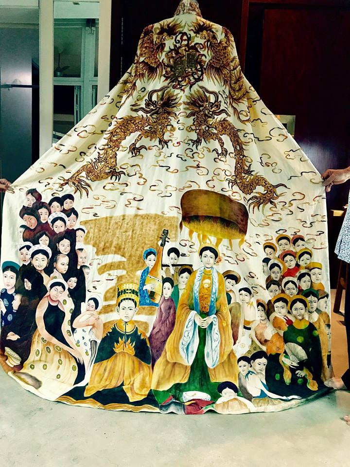 Họa tiết nổi bật trong bộ “Hoàng bào” này chính là hình ảnh “Long phụng” bay lượn trên những tầng mây. Phần dưới là hình ảnh tầng tầng, lớp lớp con người sống sung túc, tượng trưng cho “con rồng cháu tiên”, thể hiện sự hưng thịnh, đoàn kết các dân tộc anh em.