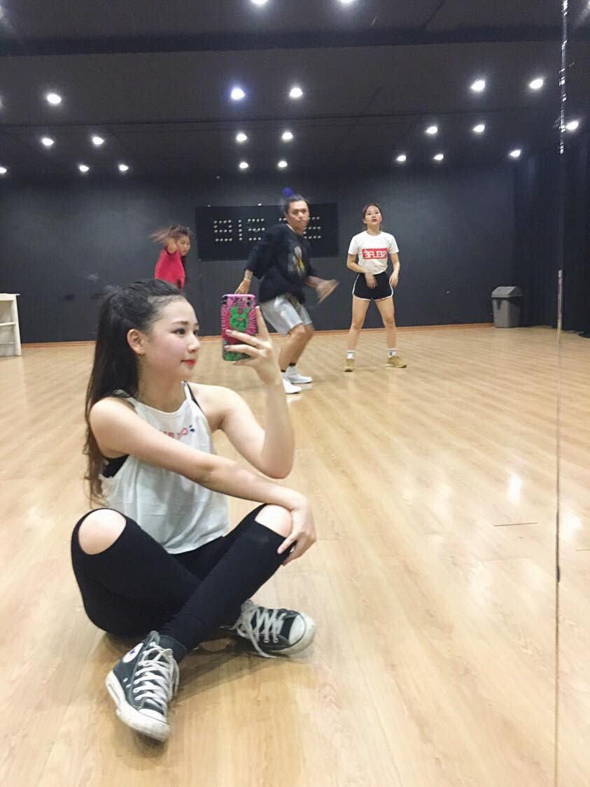 Huyền My trên sàn tập nhảy. Cô đang miệt mài luyện tập để hoàn thiện các kỹ năng trước khi ra mắt với những sản phẩm âm nhạc riêng.