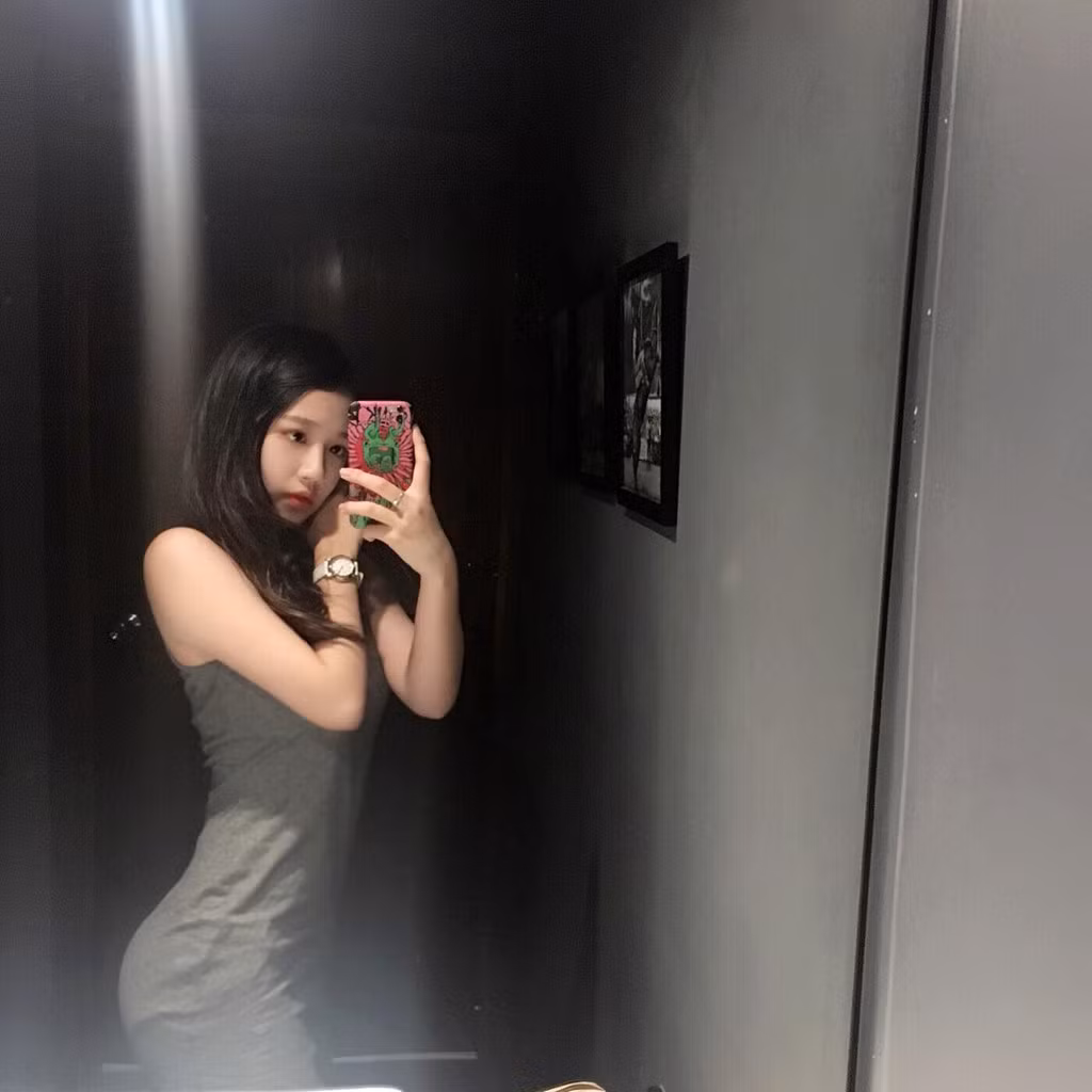 Huyền My thỉnh thoảng khoe vóc dáng gợi cảm lên trang cá nhân. Nhờ luyện tập vũ đạo thường xuyên, cô có hình thể đẹp.