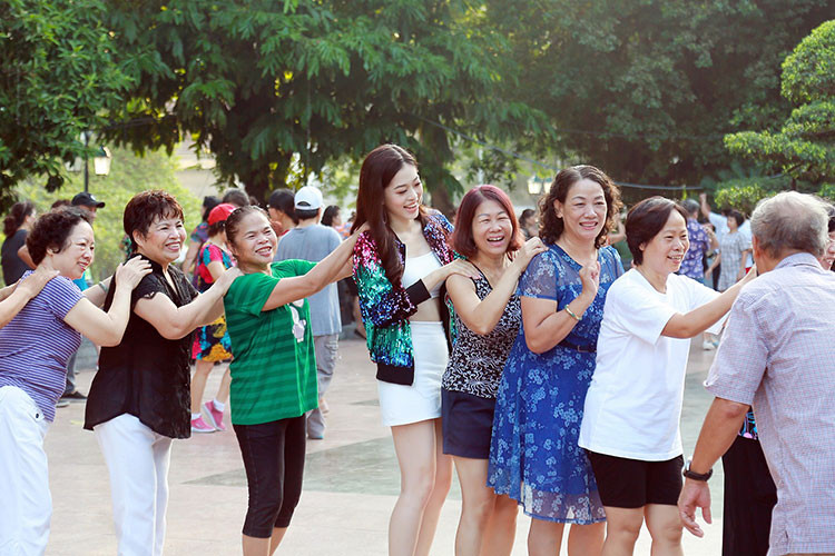 Đặc biệt, trong video Á hậu Bùi Phương Nga đã thể hiện khả năng tiếng Anh cực đỉnh.