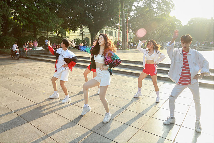 Cô cao 1m72, số đo ba vòng là 84-64-92.