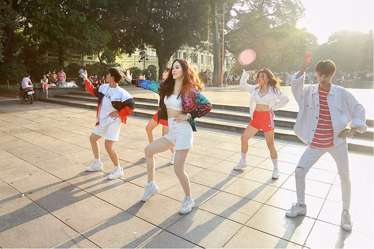 Cô cao 1m72, số đo ba vòng là 84-64-92.