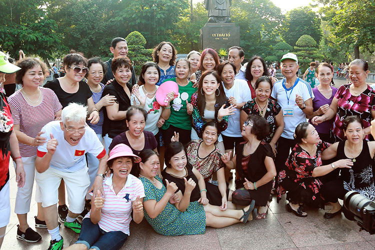 Bùi Phương Nga sinh năm 1998, đến từ Hà Nội, hiện là sinh viên trường Đại học Kinh tế quốc dân Hà Nội.