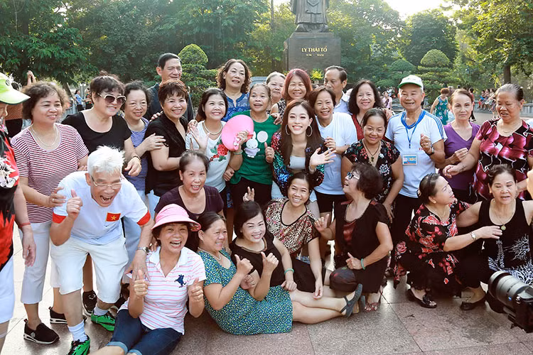 Bùi Phương Nga sinh năm 1998, đến từ Hà Nội, hiện là sinh viên trường Đại học Kinh tế quốc dân Hà Nội.