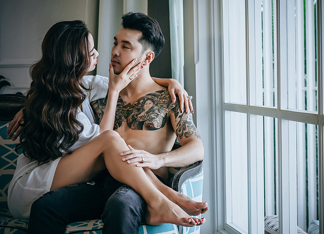 Trong bộ ảnh cưới mới, Ưng Hoàng Phúc bán nude, lộ hình xăm lớn kín ngực và tràn sang hai bên tay. Trong khi đó, siêu mẫu Kim Cương diện áo mỏng tang, gợi cảm bên chồng.