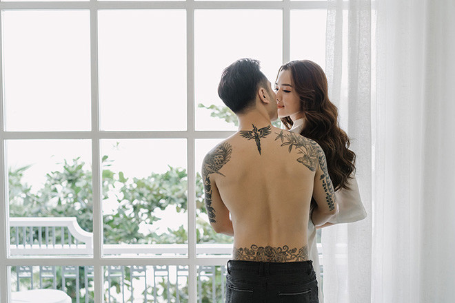 Ngoài hình xăm trước ngực, nam ca sĩ còn có các hình xăm ở lưng, phần thắt lưng. Dù tất bật chuẩn bị cho đám cưới đầu tháng 12, nhưng Ưng Hoàng Phúc vẫn thực hiện phim ngắn mang tên “Ông trùm - dẹp loạn giang hồ”, phát sóng trên YouTube.