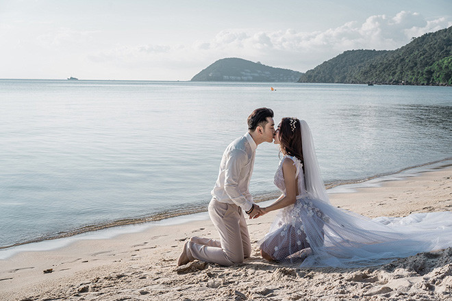 Để lưu lại những kỷ niệm đẹp trước ngày cưới, Ưng Hoàng Phúc tự tay chọn váy cưới cho Kim Cương, chọn những nơi đẹp nhất đất nước để chụp ảnh.