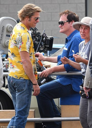 Nam tài tử 54 tuổi diện áo vàng họa tiết sặc sỡ cùng quần jeans trẻ trung.