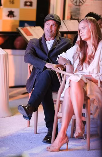 Vừa qua, diễn viên Brad Pitt tiếp tục dính tin đồn đang phải lòng nhà thiết kế nữ trang kiêm trị liệu tinh thần Sat Hari Khalsa.