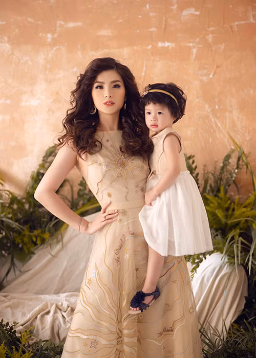 Với bộ ảnh này, bé Julia như một thiên thần với bộ tóc xoăn nhẹ vô cùng đáng yêu.