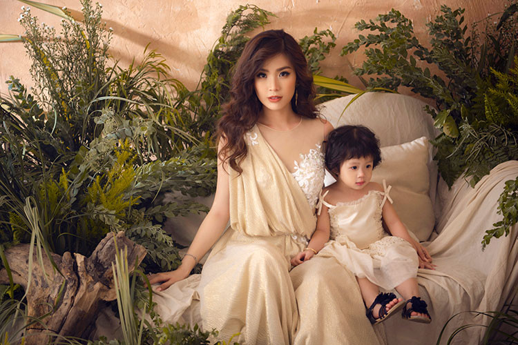 Cứ đến mỗi dịp lễ và ngày đặc biệt, Diễm Trang cùng con gái đều thực hiện những bộ ảnh kỷ niệm.