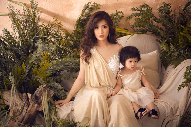 Cứ đến mỗi dịp lễ và ngày đặc biệt, Diễm Trang cùng con gái đều thực hiện những bộ ảnh kỷ niệm.