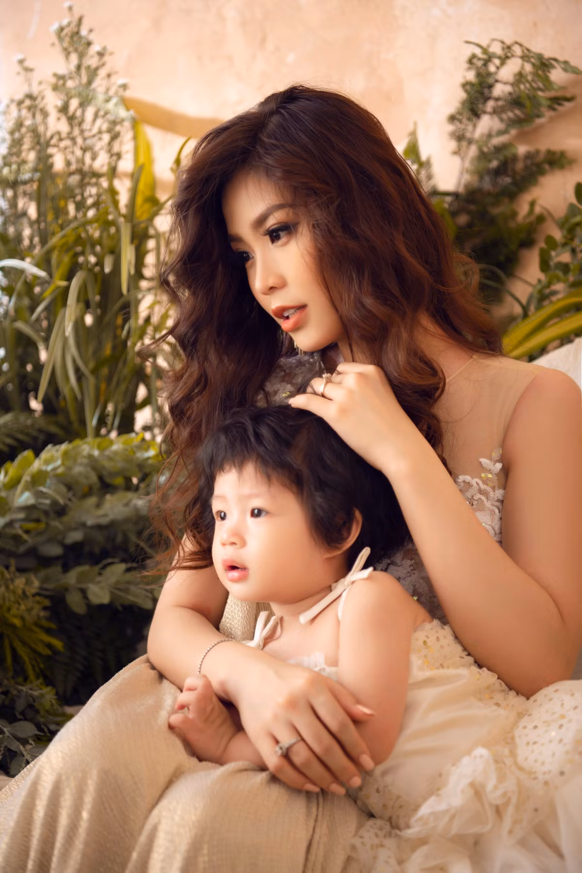 Khi bé Julia hơn 1 tuổi Á hậu Diễm Trang bắt đầu trở lại với công việc.