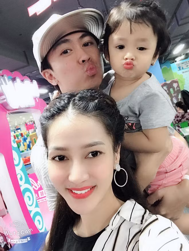 Ho Viet Trung cong khai danh tinh me ruot cua con gai