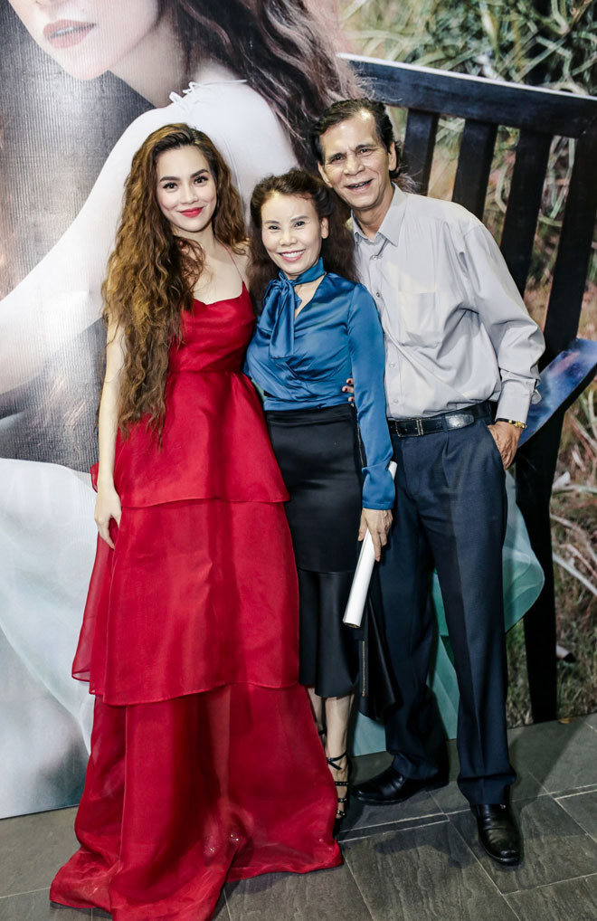 Không chỉ có bạn trai Kim Lý, bố mẹ Hà Hồ cũng có mặt trong đêm diễn vừa qua để ủng hộ con gái.