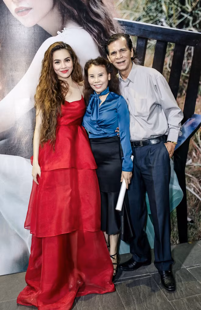 Không chỉ có bạn trai Kim Lý, bố mẹ Hà Hồ cũng có mặt trong đêm diễn vừa qua để ủng hộ con gái.