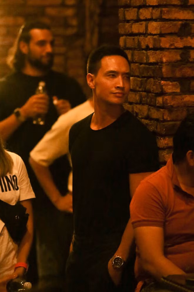 Bạn trai Kim Lý cũng có mặt trong đêm diễn vừa qua để ủng hộ Hồ Ngọc Hà. Tuy nhiên, anh xuất hiện bên dưới khu vực khán giả, không công khai chụp hình cùng nữ ca sĩ mà chỉ lặng lẽ theo dõi các tiết mục trình diễn của người yêu từ xa.