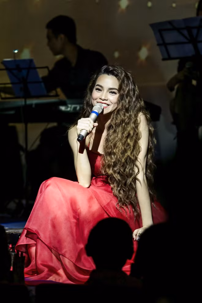 Không chỉ biểu diễn, nữ ca sĩ còn dẫn dắt chương trình bằng những mẫu chuyện hài hước, dí dỏm về chính mình hoặc những người xung quanh cô.