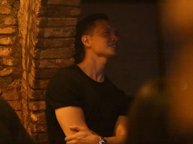 Nam diễn viên "Vệ sĩ Sài Gòn" đứng xem say sưa suốt đêm diễn và gần như không thể rời mắt khỏi bà mẹ một con.