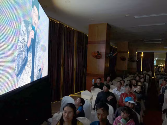 Khan gia buc xuc khi xem liveshow Tuan Vu o... trung tam tiec cuoi-Hinh-4