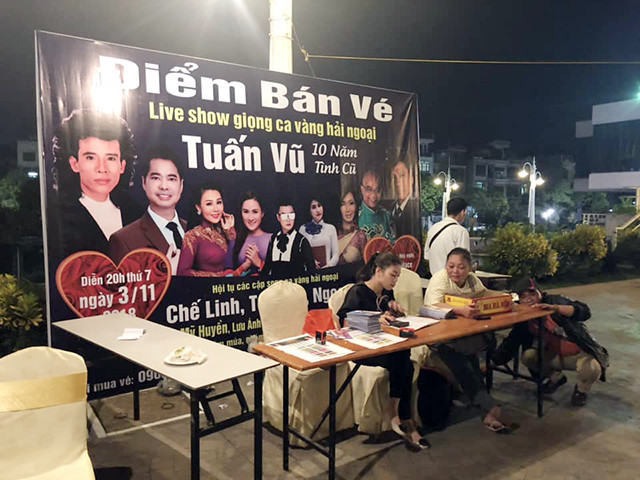 Khan gia buc xuc khi xem liveshow Tuan Vu o... trung tam tiec cuoi-Hinh-2