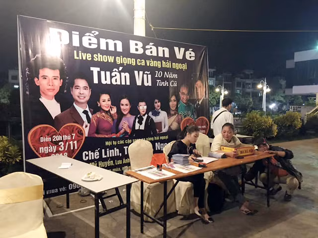 Khan gia buc xuc khi xem liveshow Tuan Vu o... trung tam tiec cuoi-Hinh-2