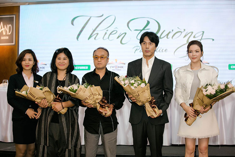 Tại buổi họp báo, nhà sản xuất Nguyễn Hoàng Hạnh Nhân bày tỏ rất liều lĩnh khi cầm kịch bản đến mời Lý Nhã Kỳ đóng phim "Thiên đường" dù biết cô công bố giải nghệ nhiều năm nay.