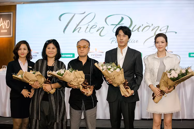 Tại buổi họp báo, nhà sản xuất Nguyễn Hoàng Hạnh Nhân bày tỏ rất liều lĩnh khi cầm kịch bản đến mời Lý Nhã Kỳ đóng phim "Thiên đường" dù biết cô công bố giải nghệ nhiều năm nay.