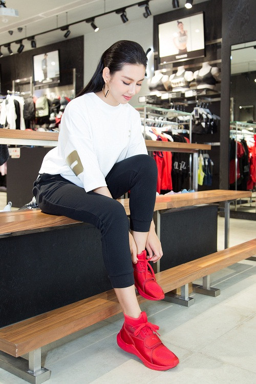 Cô đoạt danh hiệu Người đẹp Nhân ái, Top 5 Hoa hậu Việt Nam 2018, Á khôi Nam Bộ 2017.