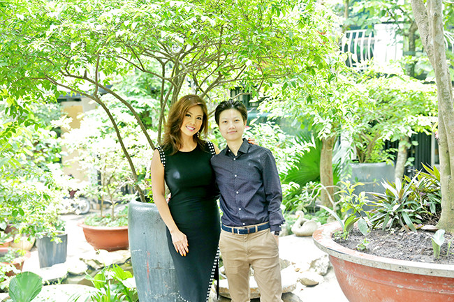 Hồ Lệ Thu và con gái Phi Anh. Hiện nay, 2 mẹ con chị thường xuyên về Việt Nam kết hợp công việc và thăm mẹ già.