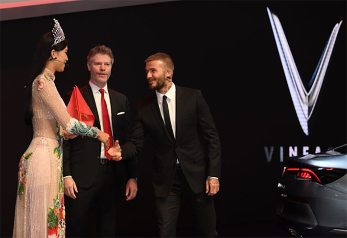 Hoa hậu Trần Tiểu Vy còn cầm lá cờ Việt Nam và tặng cựu danh thủ David Beckham khiến nhiều fan thích thú và ngưỡng mộ.