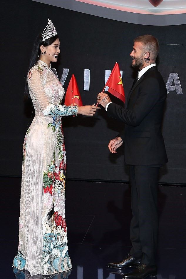 Dưới đây là những hình ảnh, cử chỉ đẹp của cựu danh thủ David Beckham với Hoa hậu Trần Tiểu Vy.