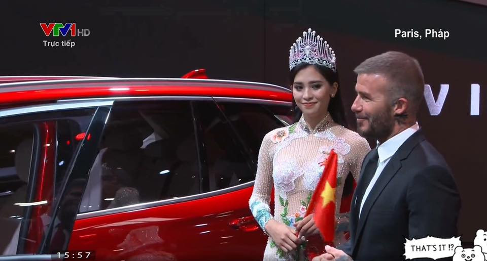 Diện trong chiếc áo dài được thiết kế mang đậm nét văn hoá truyền thống Việt Nam, cùng chiếc vương miện đội trên đầu, Hoa hậu Việt Nam Trần Tiểu Vy tự tin sải bước bên cạnh cựu danh thủ.