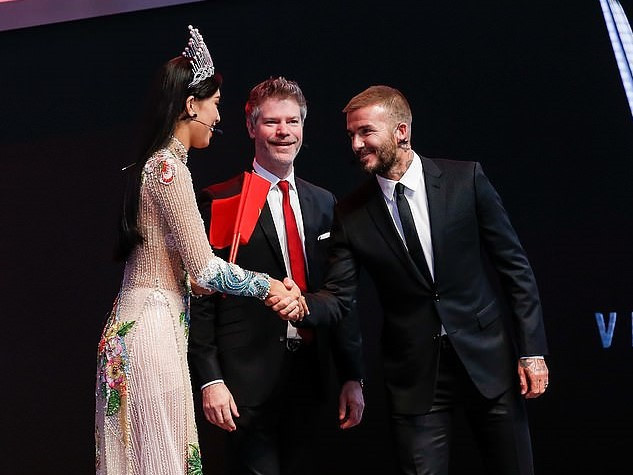 Rất nhiều fan đã nức nở khen ngợi và cảm thấy tự hào khi lá cờ Tổ quốc xuất hiện trong những sự kiện dù lớn hay nhỏ ở nước ngoài.