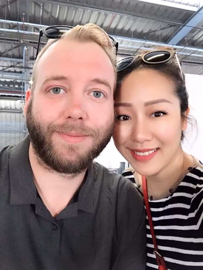 Hoa hau Ngo Phuong Lan bi chen giay than kinh nam liet giuong-Hinh-2