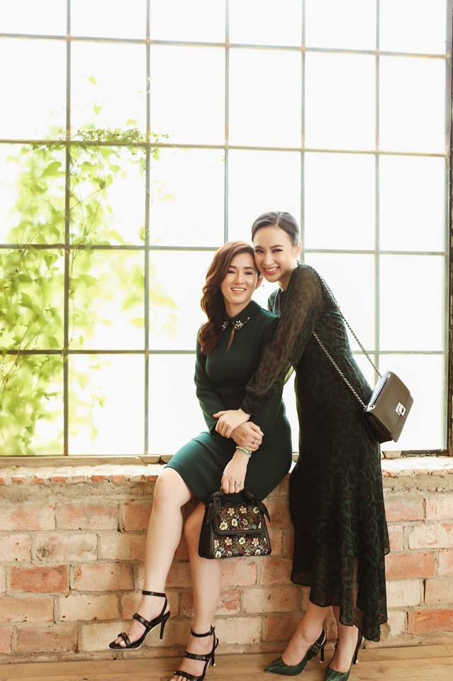 "Hai mẹ con đi chơi mà người ta tưởng hai chị em không thôi vì trong lòng Trinh mẹ quá trẻ và đẹp", người đẹp chia sẻ.