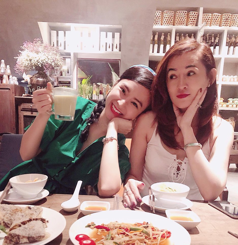 Nữ diễn viên cũng từng khuyên mẹ nghỉ bán để tận hưởng cuộc sống nhưng mẹ cô vẫn tiếp tục công việc gia truyền, yêu thích này và được con gái ủng hộ.